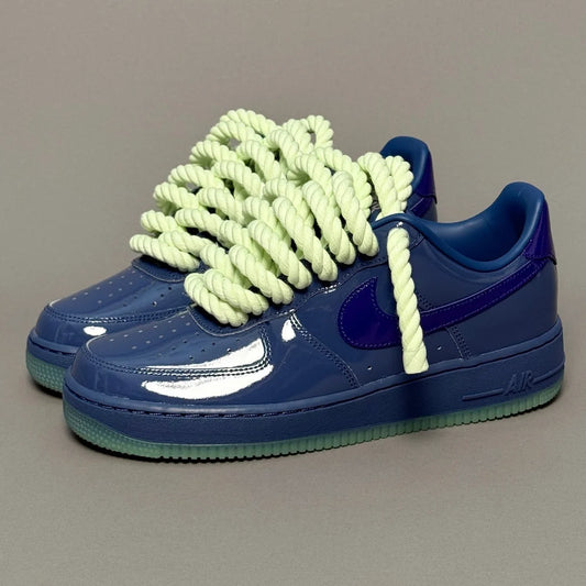 Nike Air Force 1 « Lása corda » – Gorm dubhghorm snasta, lásaí glasa ainíseosacha