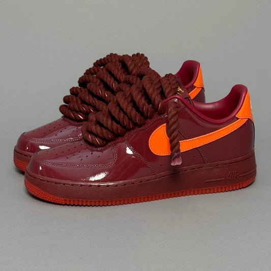 Nike Air Force 1 « Lása corda » - Bordeaux laicearaithe, swoosh oráiste