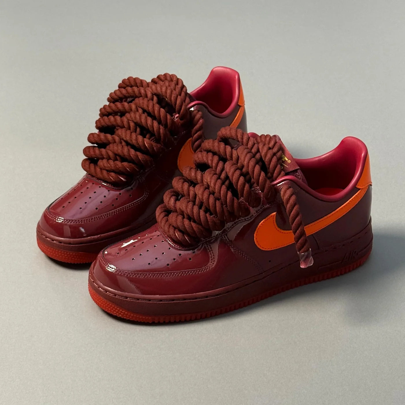 Nike Air Force 1 "Lacet corde" - Bordeaux vernis, swoosh orange